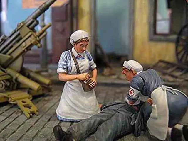 Women's Anti-Aircraft Gun Crew & Nurse 1/35 Resin Diorama Figure Set - 1/35 resin model view 2