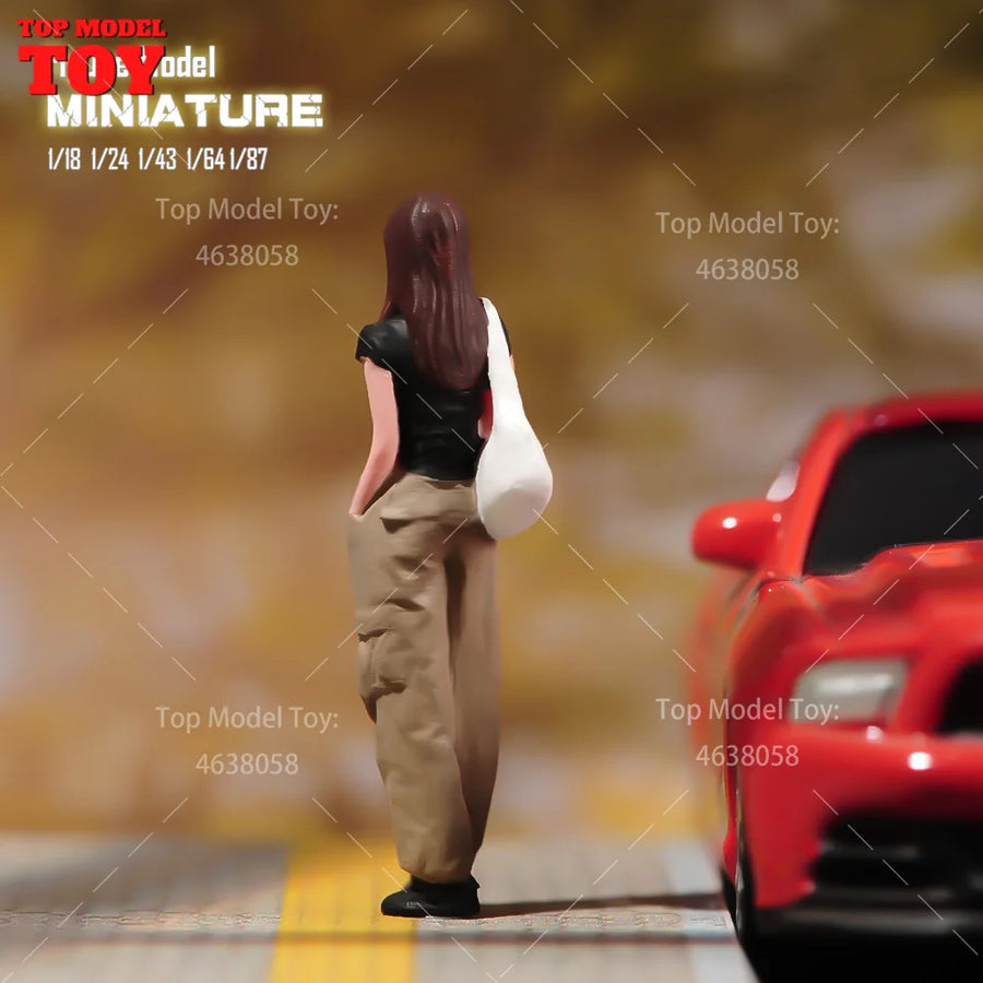 1/24 Casual Female Doll with Bag Resin Model Figure - 1/24 resin model view 2