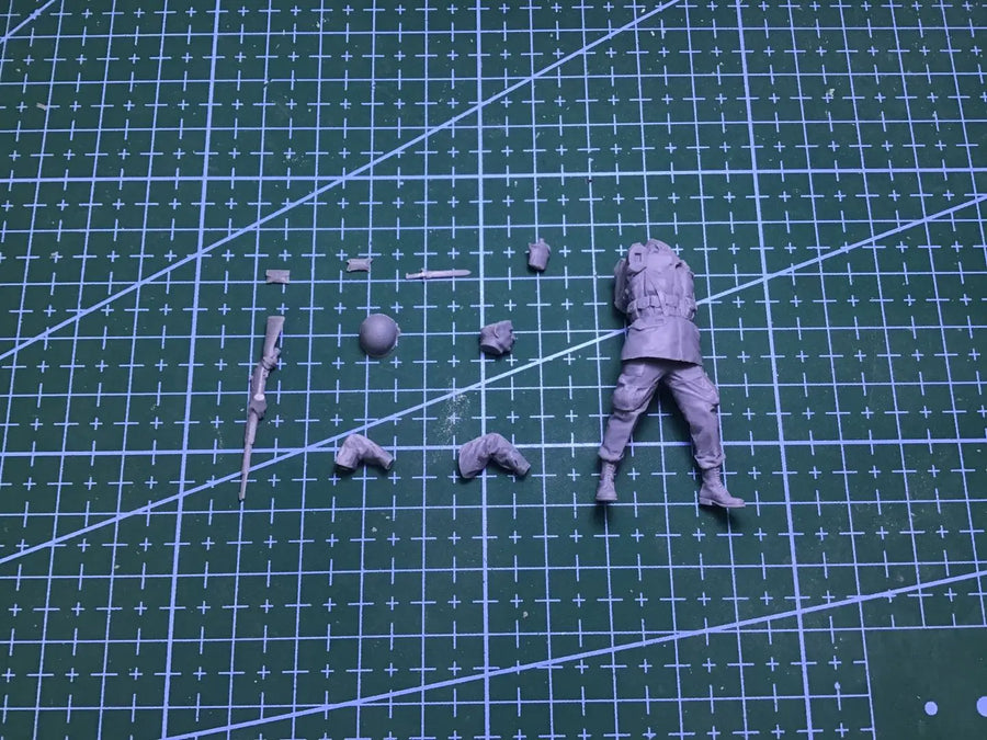 Modern US Army Soldier with Rifle 1/35 Resin Figure Kit - 1/35 resin model view 3