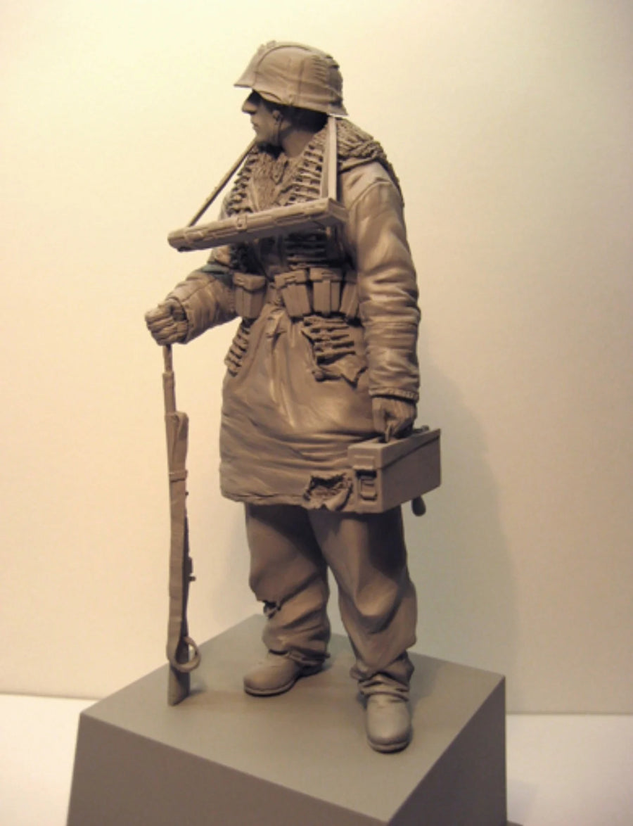 WWII German Soldier with MG42 - 1/16 Resin Figure Kit - 1/16 resin model view 2