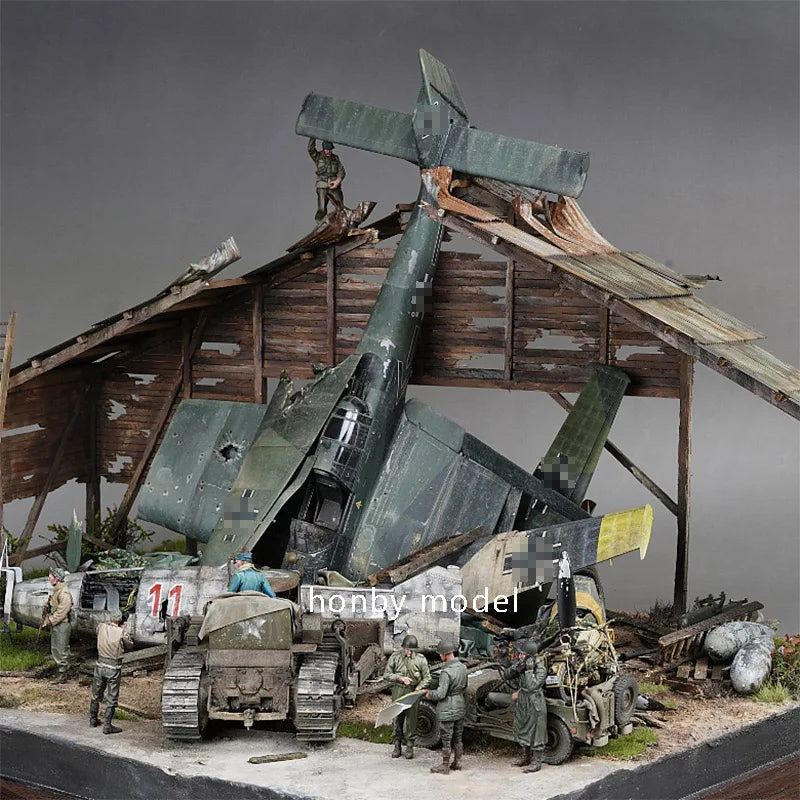 Military Aircraft Warehouse Diorama 1/35 Resin Model Kit - 1/35 resin model view 4