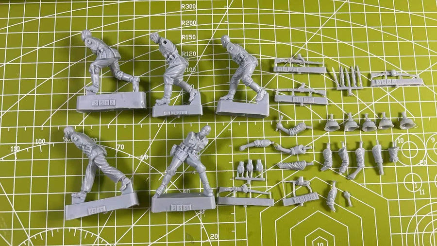 WWII Tank Crew 5-Figure Diorama Set 1/35 Scale Resin Kit - 1/35 resin model view 2