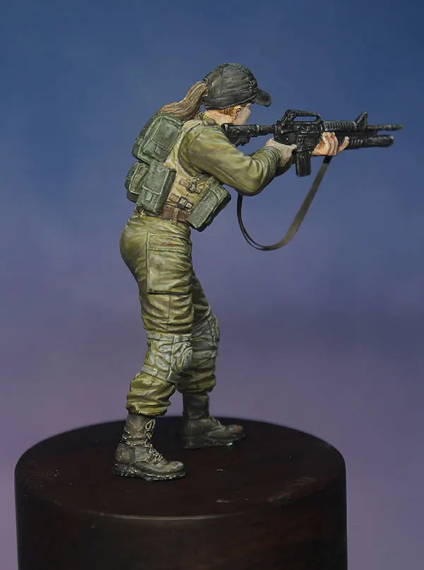Modern Israeli Female Soldier 1/35 Resin Figure Kit - 1/35 resin model view 4