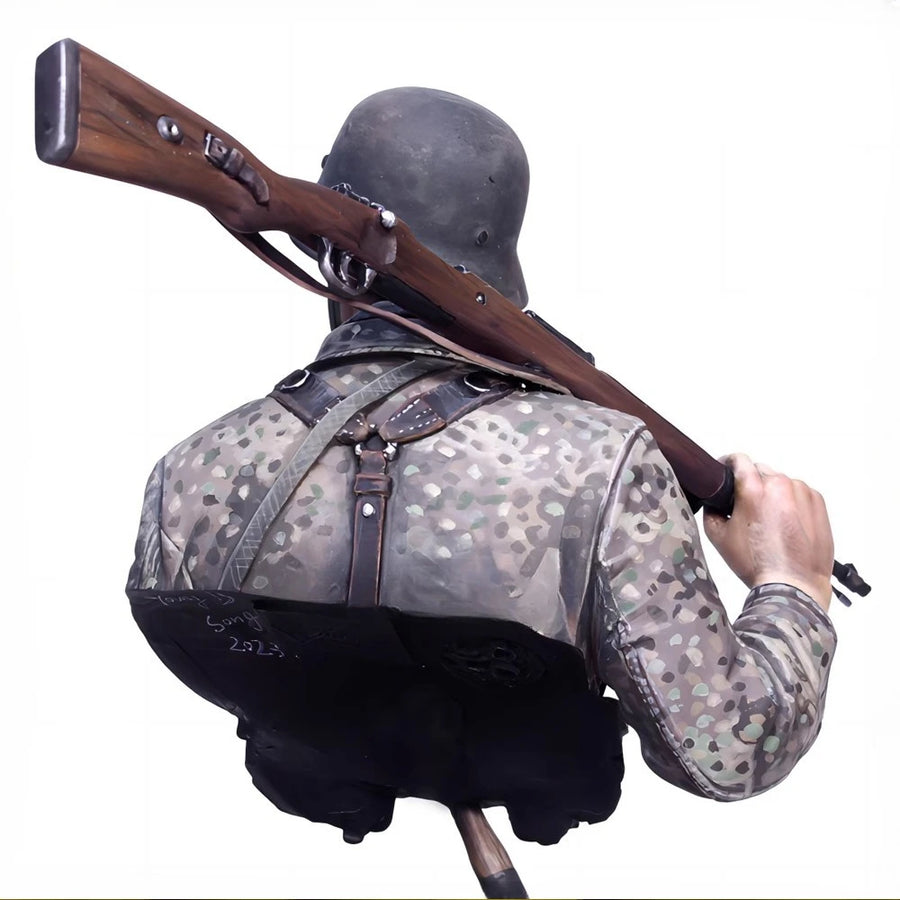 WWII German Soldier with Rifle 1/10 Resin Figure Kit - 1/10 resin model view 5