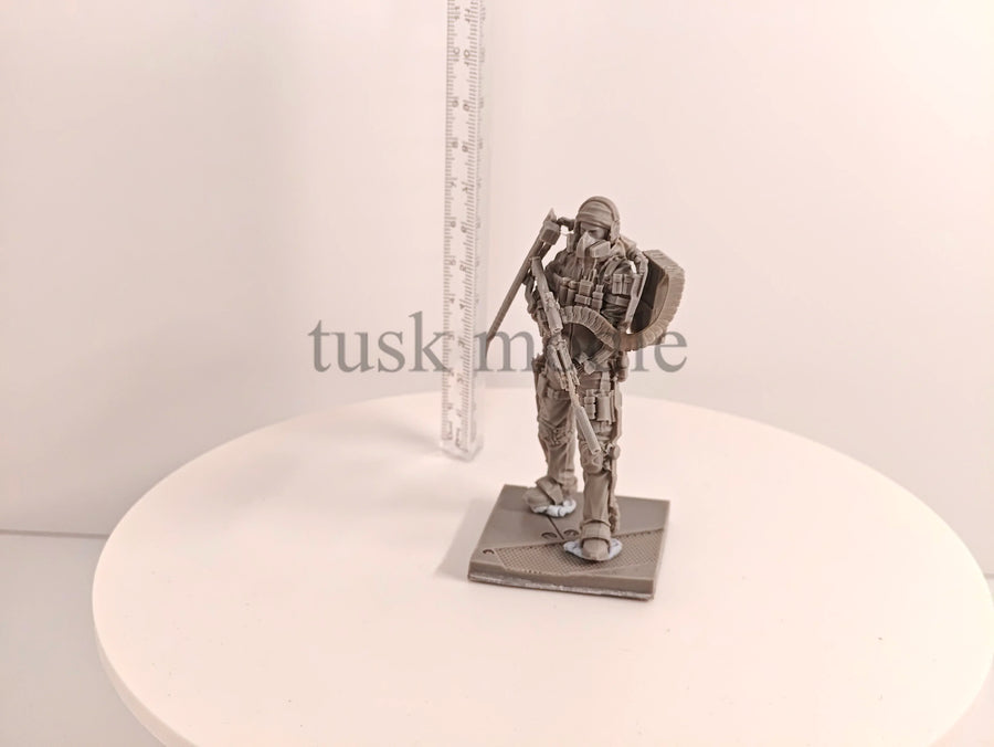 Icebreaker Frost Sci-Fi Soldier 1/24 Scale Resin Figure Kit - 1/24 resin model view 5