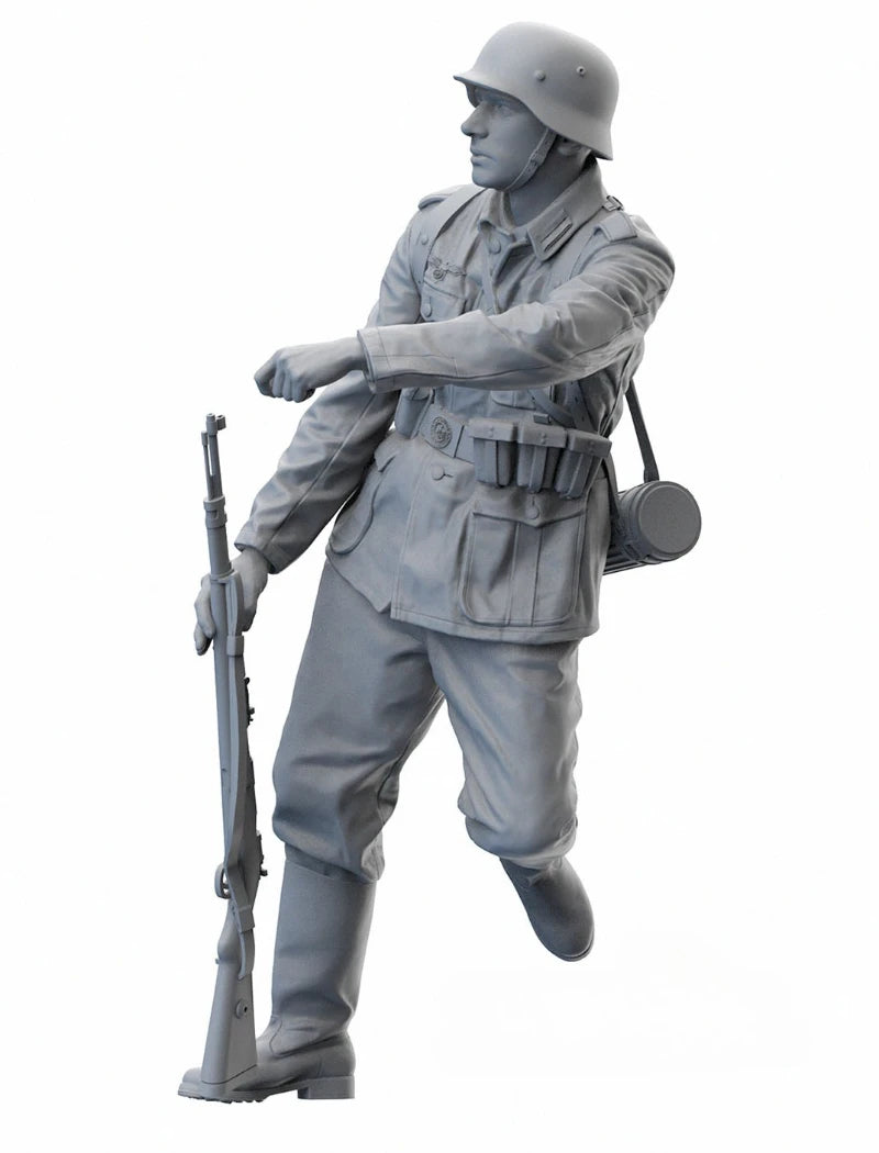 WWII German Wehrmacht Infantryman 1/16 Resin Figure Kit - 1/16 resin model view 3