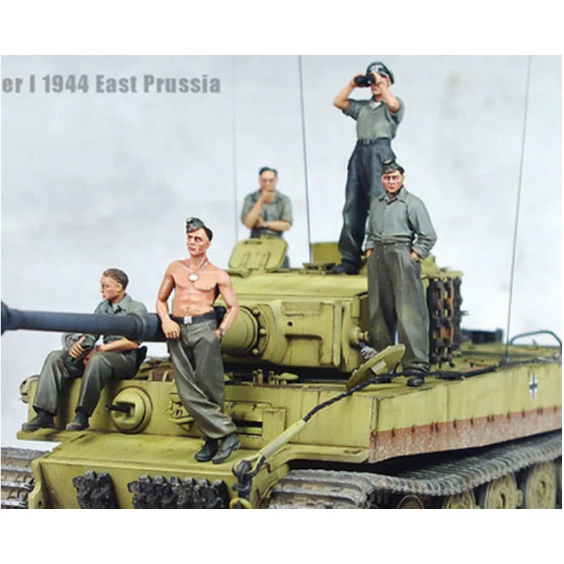WWII German Tank Crew 1944 East Prussia 1/35 Resin Figure Kit - 1/35 resin model view 2