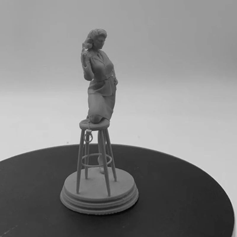 1940s Secret Agent Woman with Pistol 1/24 Resin Figure - 1/24 resin model view 4