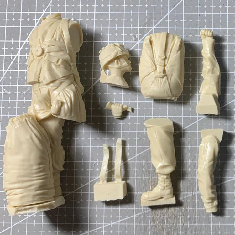 British Paratrooper with Equipment 1/16 Resin Figure Kit - 1/16 resin model view 2
