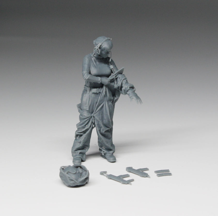 Modern Bundeswehr Female Soldier 1/35 Resin Figure Kit - 1/35 resin model view 2