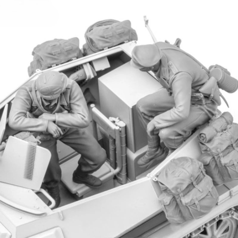 WWII German Panzer Crew 2-Figure Set 1/16 Resin Diorama Kit - 1/16 resin model view 3