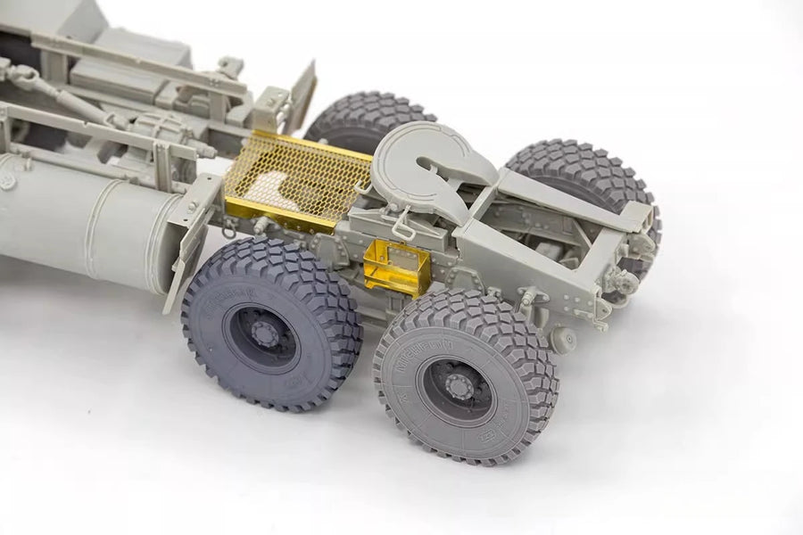Modern US HEMTT 8x8 Tractor with Winch 1/35 Resin Vehicle Kit - resin model view 2