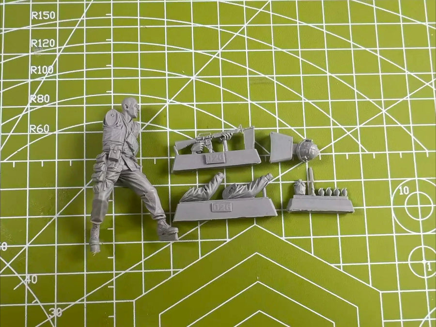 Vietnam War US Army Soldier with Rifle 1/35 Resin Figure Kit - 1/35 resin model view 3
