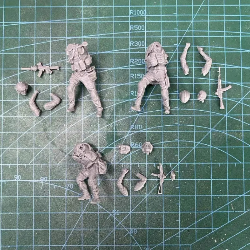 Modern Tactical Soldiers 3-Figure Set 1/35 Scale Resin Kit - 1/35 resin model view 6