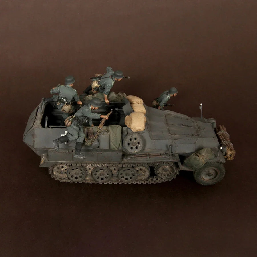 WWII German Panzergrenadiers with SdKfz 251 Halftrack 1/35 Resin Diorama Kit - 1/35 resin model view 2