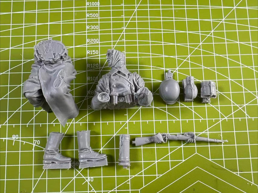 Modern Tank Crew Soldier Sitting 1/16 Resin Figure Kit - 1/16 resin model view 2