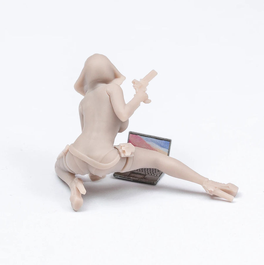 Hacker Girl with Laptop 1/35 Resin Figure Kit - 1/35 resin model view 3