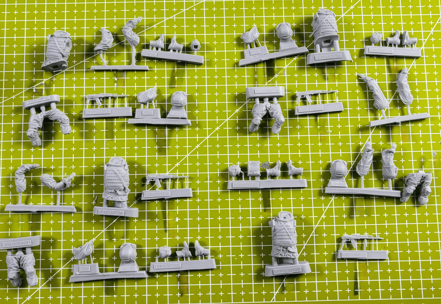 Modern Soldiers in Tactical Gear 1/35 Resin Figure Kit (4 Figures) - resin model view 3