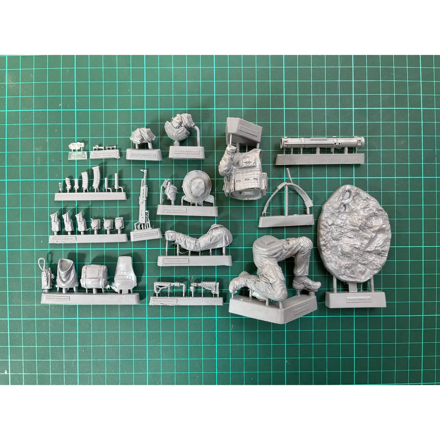Modern Special Forces Operator with Anti-Tank Launcher and Assault Rifle 1/35 Resin Figure Kit - resin model view 5