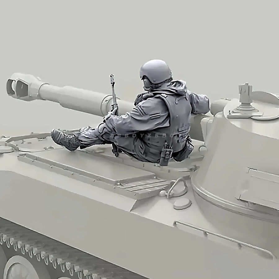 Modern Tactical Operator on Tank 1/35 Resin Figure Kit - 1/35 resin model view 4