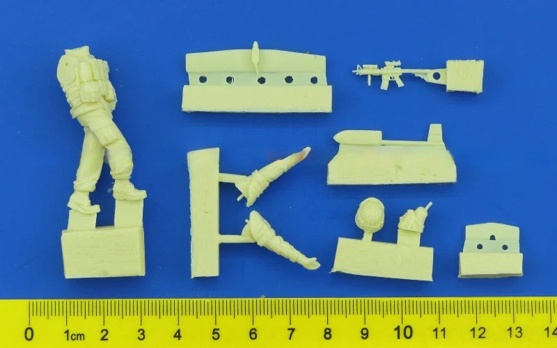 Modern US Soldier with UAV Drone 1/35 Resin Figure Kit - 1/35 resin model view 2