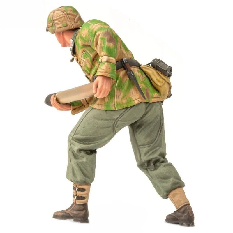 WWII German Artillery Loader 1/16 Resin Figure Kit - 1/16 resin model view 3