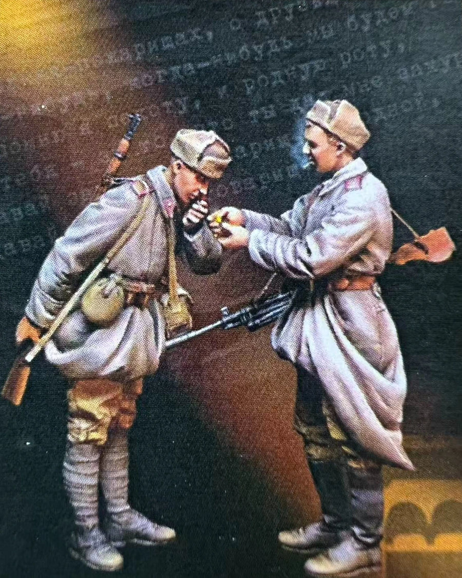 WWII Soviet Officer with Enlisted Soldier 1/35 Resin Figure Set - resin model view 2