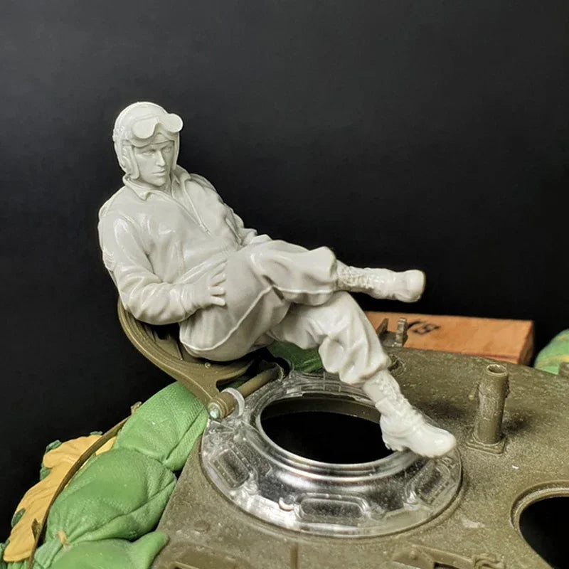 WWII Tank Crew Diorama Set 1/35 Resin Model Kit Four Figures - 1/35 resin model view 3