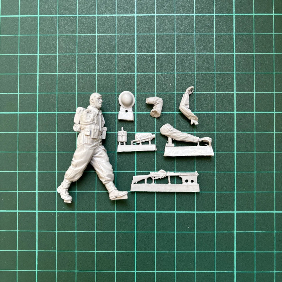WWII British Infantryman with Rifle 1/35 Resin Figure Kit - 1/35 resin model view 2