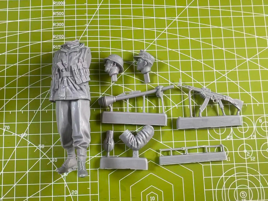 WWII Soviet Soldier with Mosin-Nagant 1/16 Resin Figure Kit - 1/16 resin model view 2