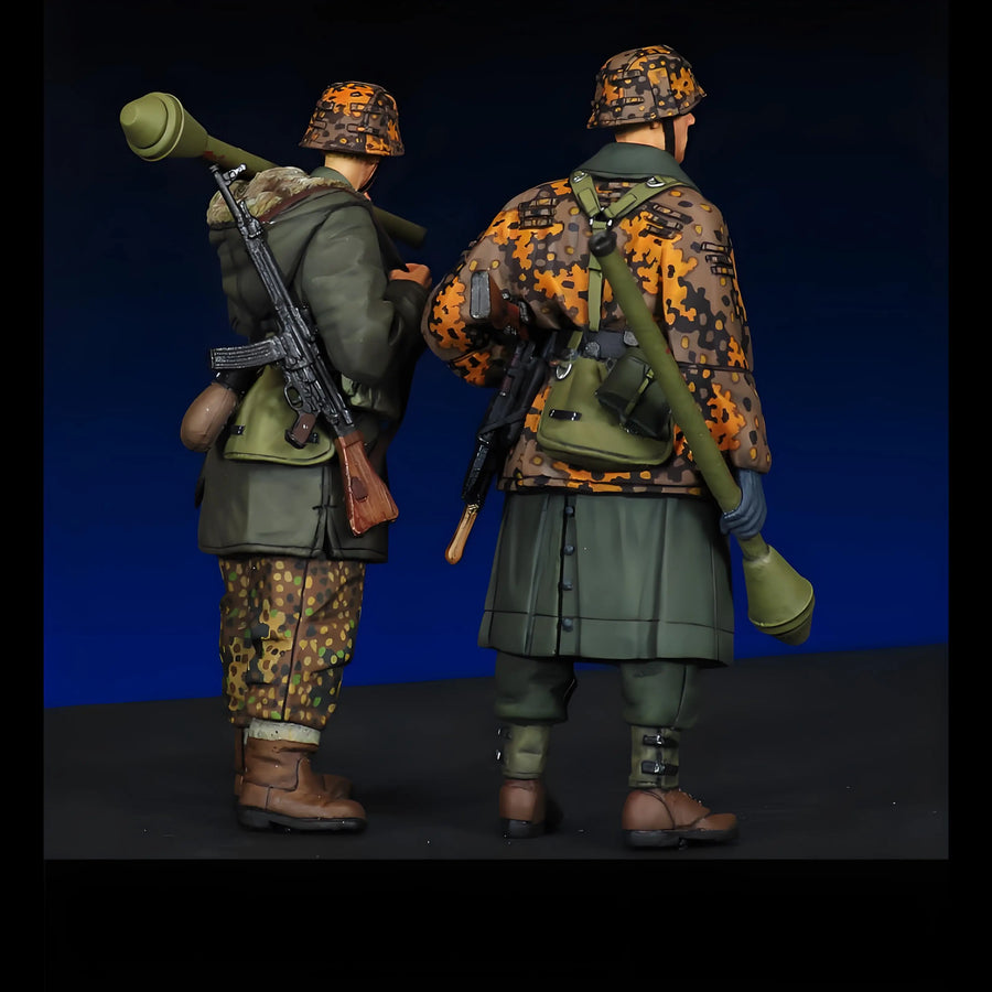 WWII German Soldiers Splinter Camo 1/35 Resin Figure Kit - 1/35 resin model view 3