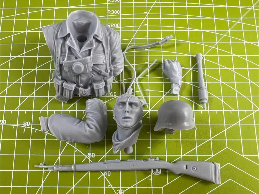 WWII German Soldier with Rifle 1/10 Resin Figure Kit - 1/10 resin model view 2