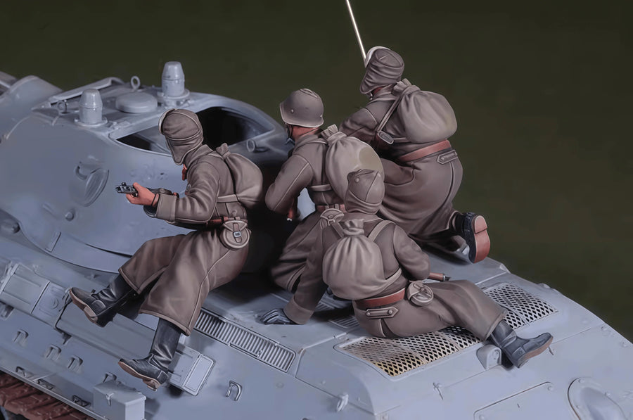 WWII Soviet Tank Crew 4-Figure Diorama 1/35 Resin Model Kit - 1/35 resin model view 2