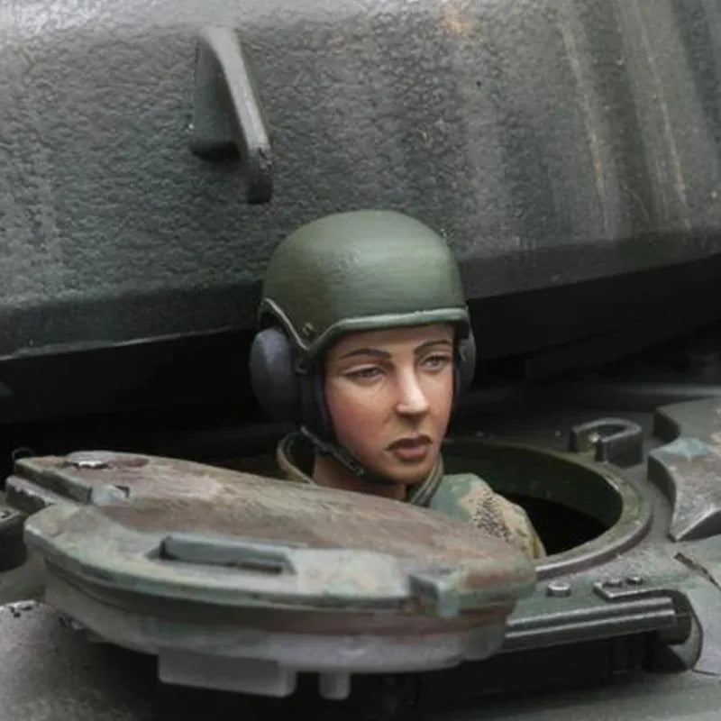 WWII Soviet Female Tank Crew 1/16 Resin Figure Set Kit - 1/16 resin model view 4