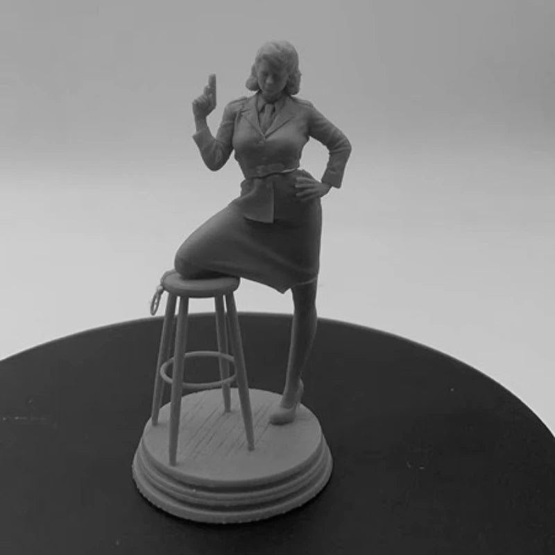 1940s Secret Agent Woman with Pistol 1/24 Resin Figure - 1/24 resin model view 2