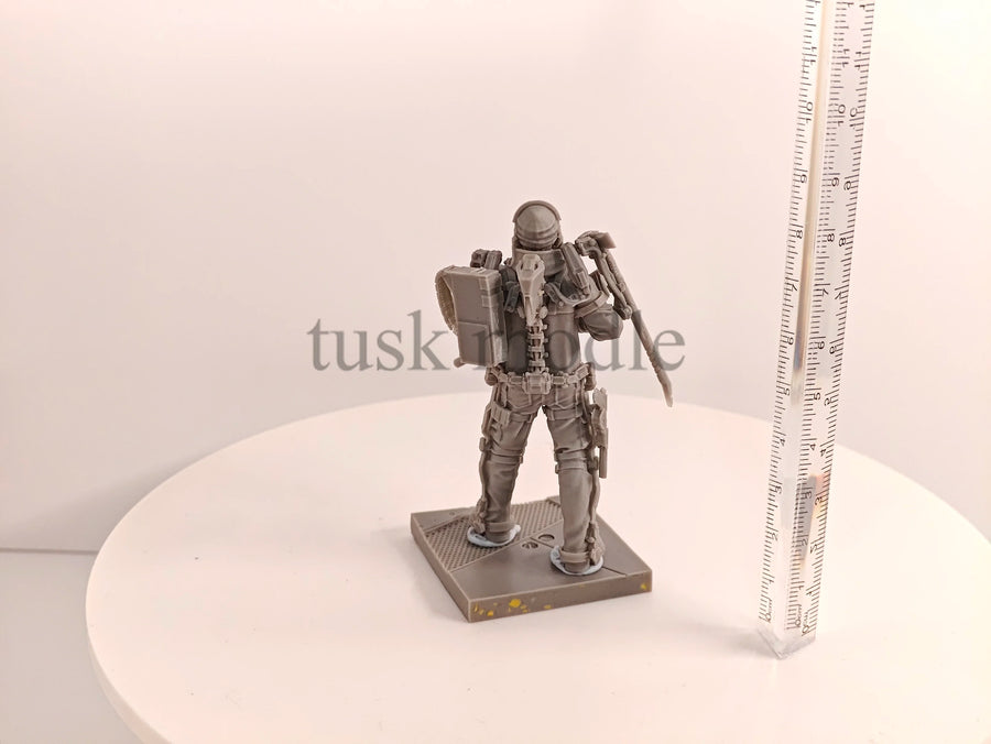 Icebreaker Frost Sci-Fi Soldier 1/24 Scale Resin Figure Kit - 1/24 resin model view 3