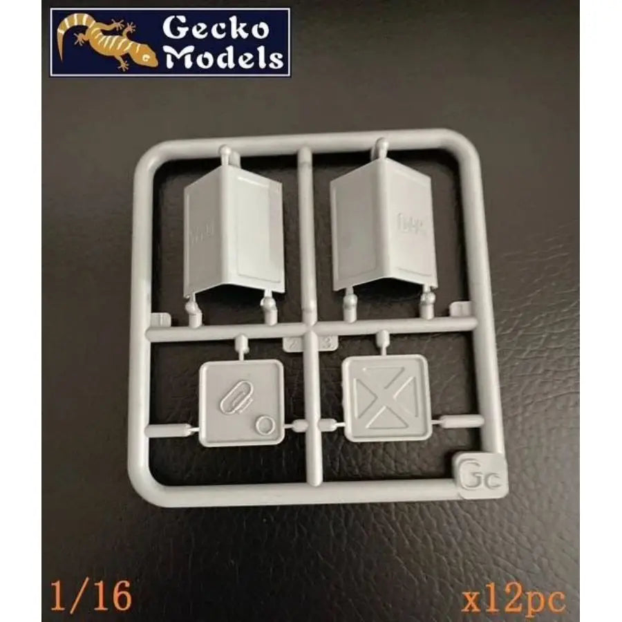 Early Type British 4 Gallon Petrol Tins Set 1/16 Resin Model Kit - 1/16 resin model view 3