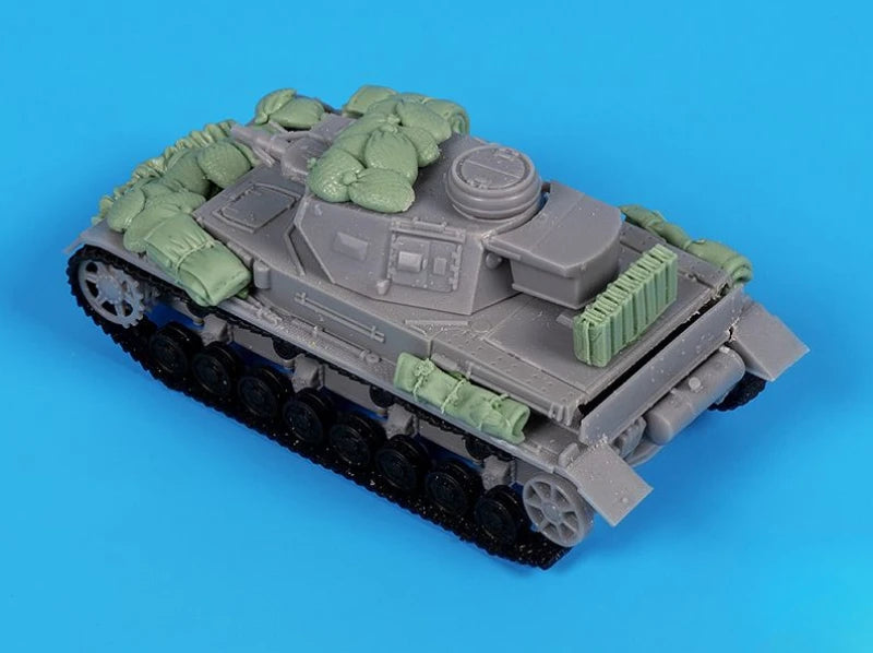WWII German Panzer IV Tank with Accessories 1/72 Resin Kit - 1/72 resin model view 2