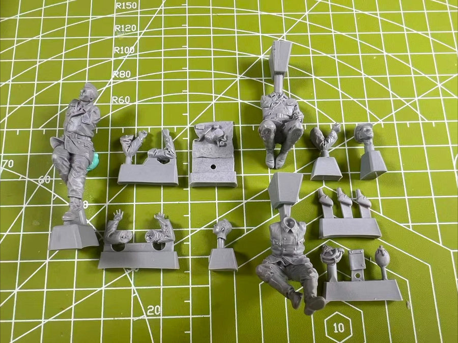 WWII Soviet Tank Crew Resting 1/35 Scale Resin Figure Set - 1/35 resin model view 2
