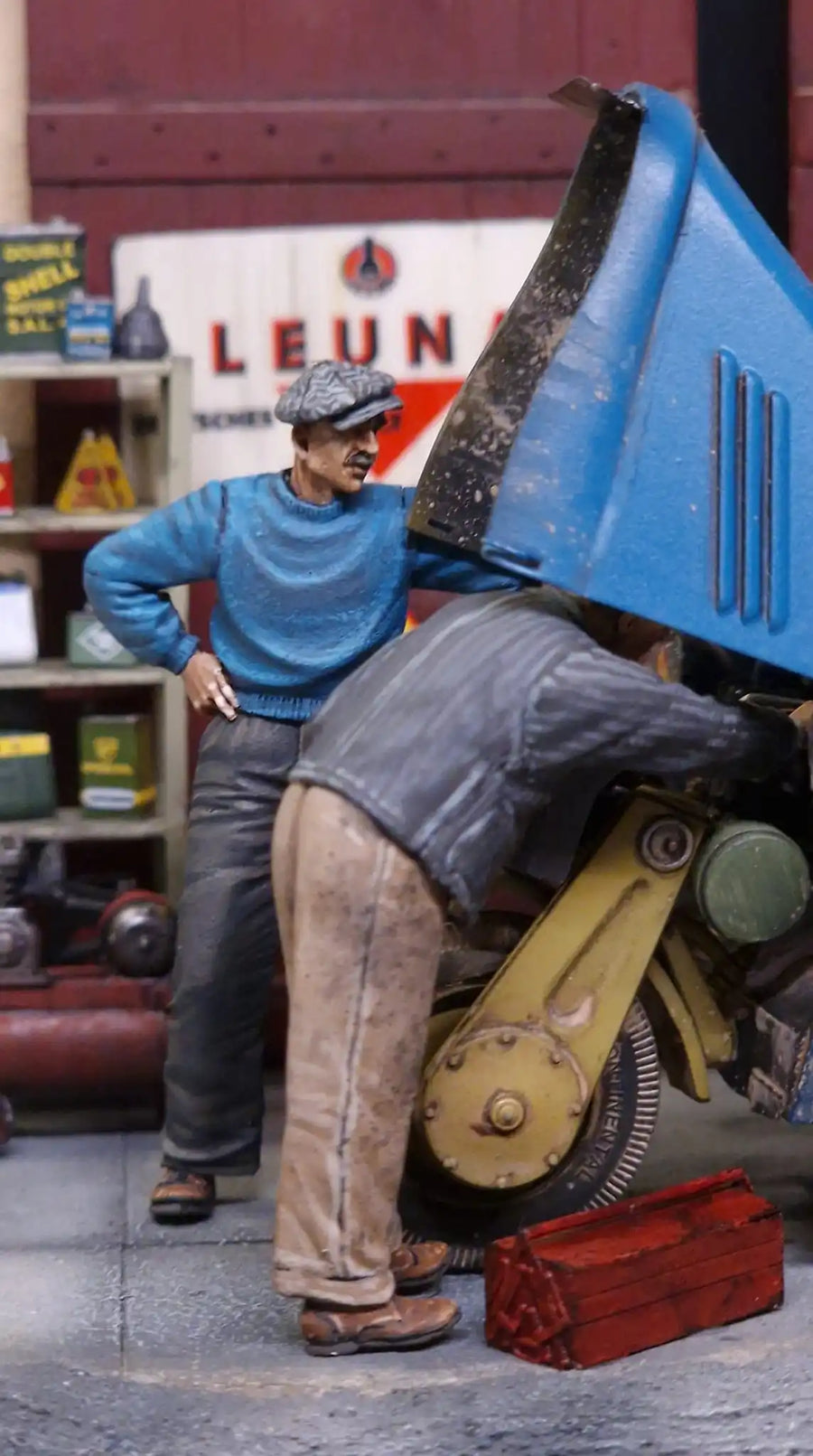Civil Man in Cap & Sweater 1/35 Scale Resin Figure Kit - 1/35 resin model view 4